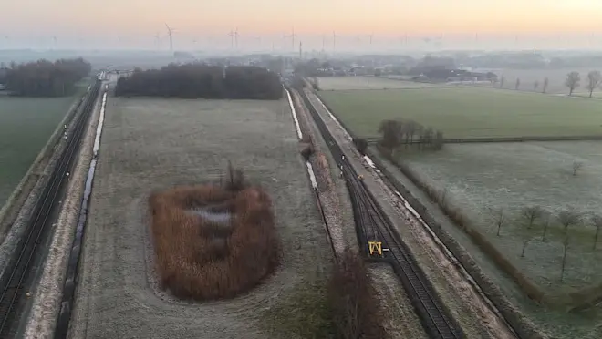 Op veel plaatsen zat vanochtend weer rijp op de velden, zoals hier in Noordoost-Groningen - Jannes Wiersema