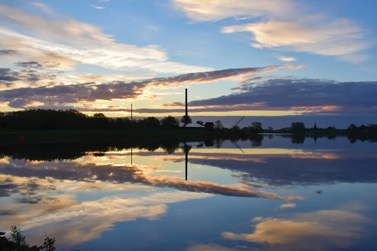 Reflectie van de lucht in het water - Cynthia van Leusden