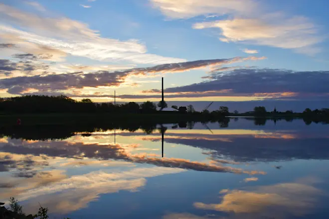 Reflectie van de lucht in het water - Cynthia van Leusden