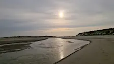 Boven Texel was vanochtend meteen al veel hoge bewolking te zien - Frans Alderse Baas