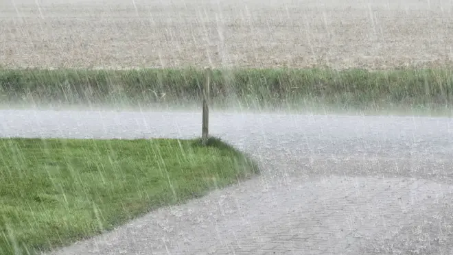 Tijdens twee wolkbreuken in Roodeschool viel donderdag in korte tijd 47 millimeter regen - Jannes Wiersema