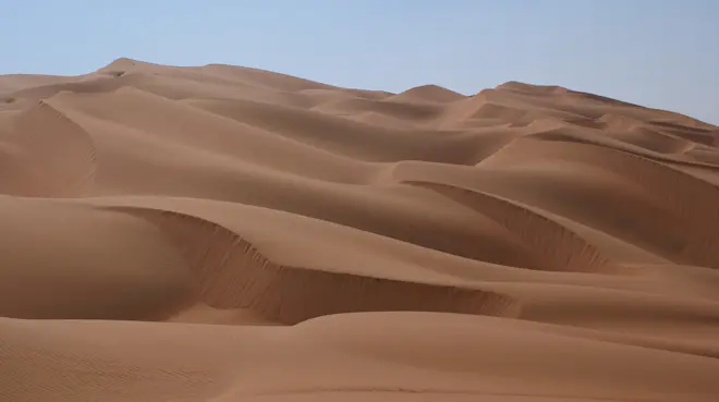 Waar nu alleen zand te zien is, was ooit een groene wereld, met een meer, rivieren en valleien - Wikipedia