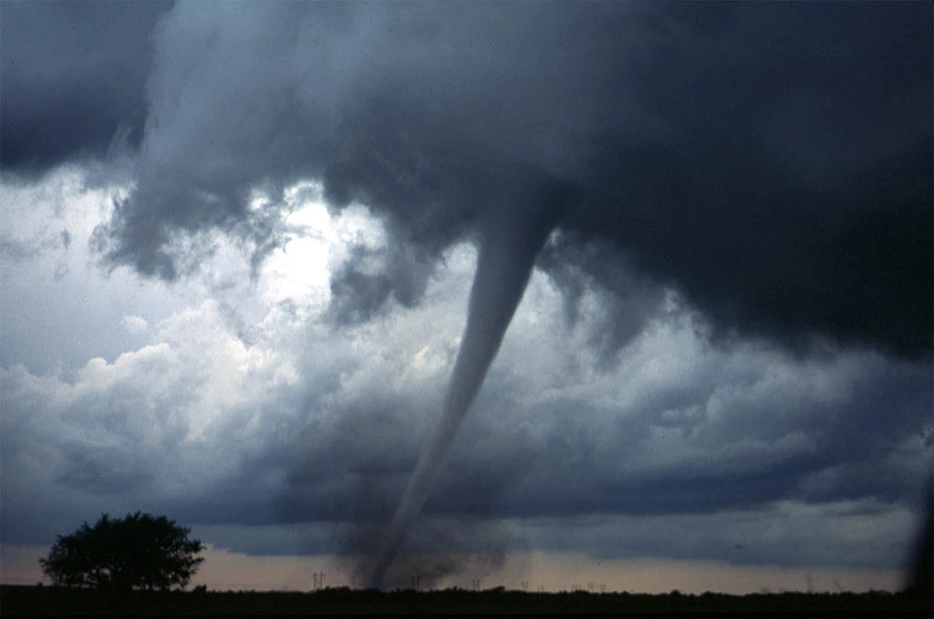 Een tornado trekt over Oklahoma. De Amerikaanse regering wil bezuinigingen op het onderzoek ernaar - Wikipedia