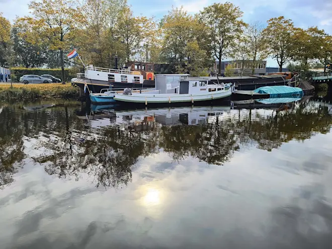 Een zonnetje komt aarzelend door de wolken in Tilburg - Gerrit Hogeweg