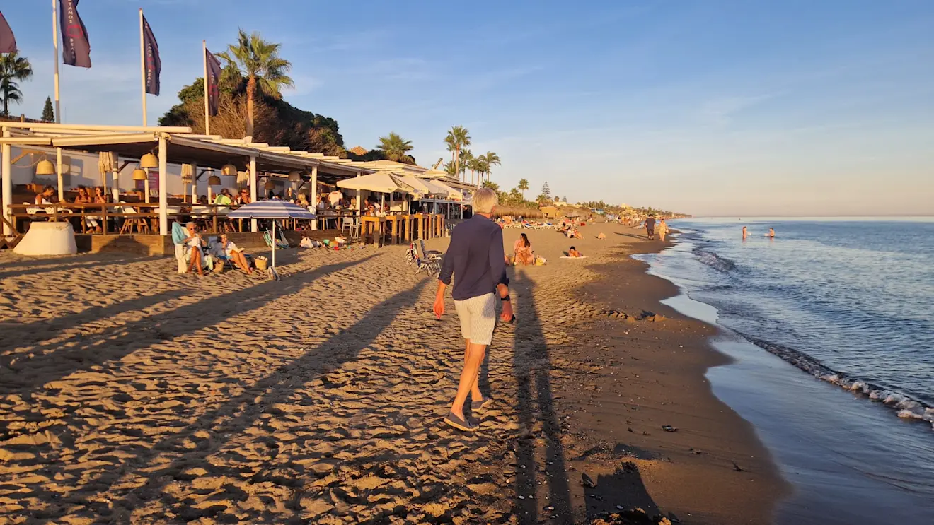Het strand voor strandtent Hipopotamos nu - Reinout van den Born