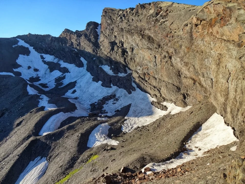 Het Corral del Veleta in een zomer met sneeuwrestanten - Kedrodassos