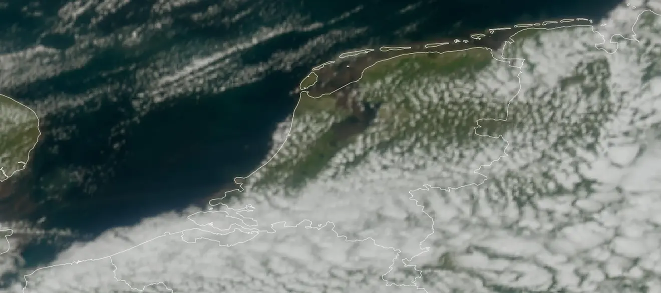 Een bijzondere onbewolkte strook, duidelijk te zien vanaf IJsselmeer en Markermeer en geflankeerd door twee stroken met duidelijker ontwikkelde stapelwolken - Eumetsat