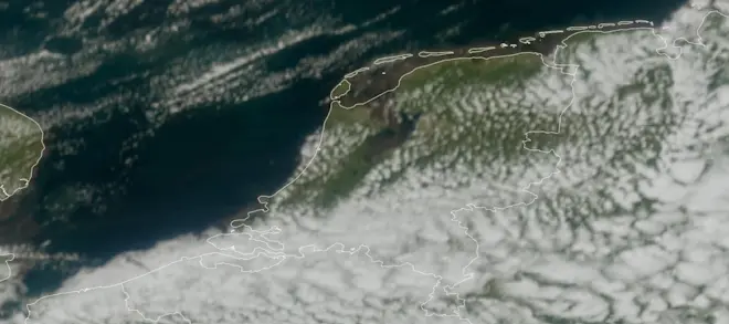 Een bijzondere onbewolkte strook, duidelijk te zien vanaf IJsselmeer en Markermeer en geflankeerd door twee stroken met duidelijker ontwikkelde stapelwolken - Eumetsat