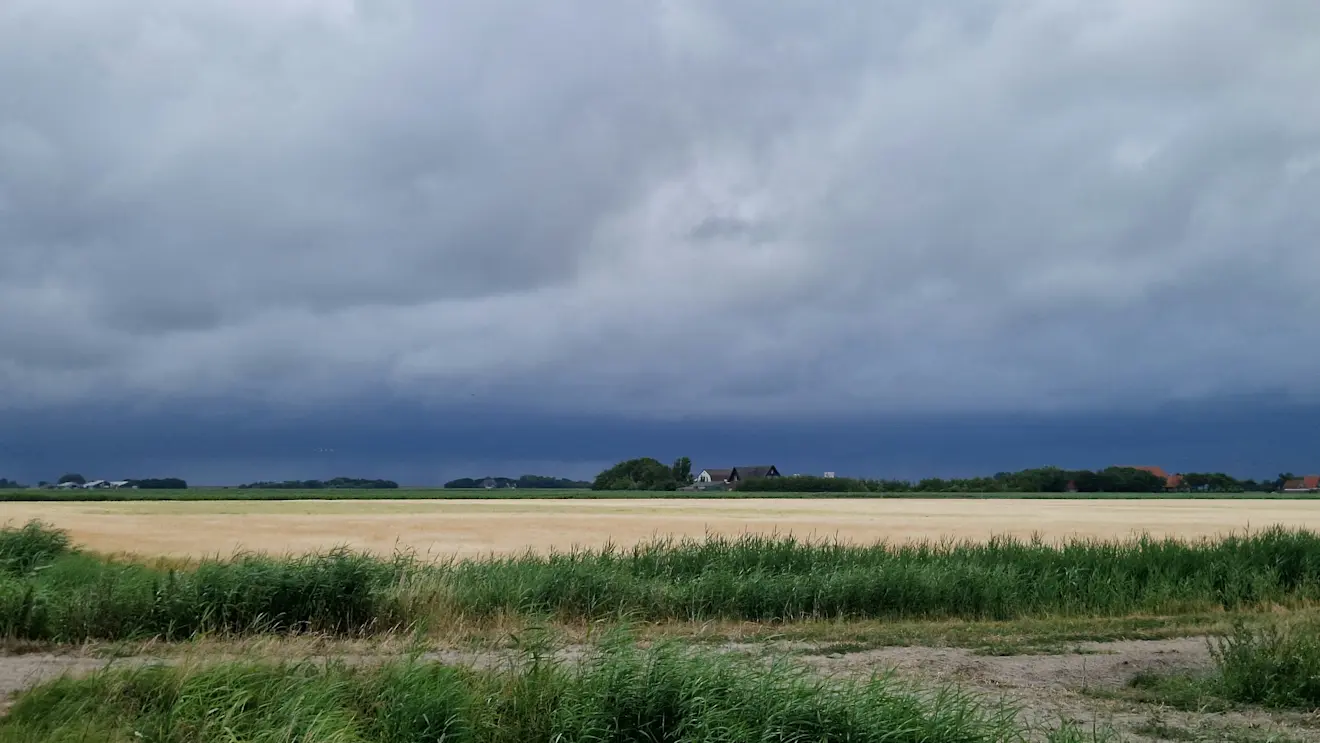 We begonnen vanochtend op veel plaatsen bewolkt aan de dag, zoals hier op Texel - Frans Alderse Baas