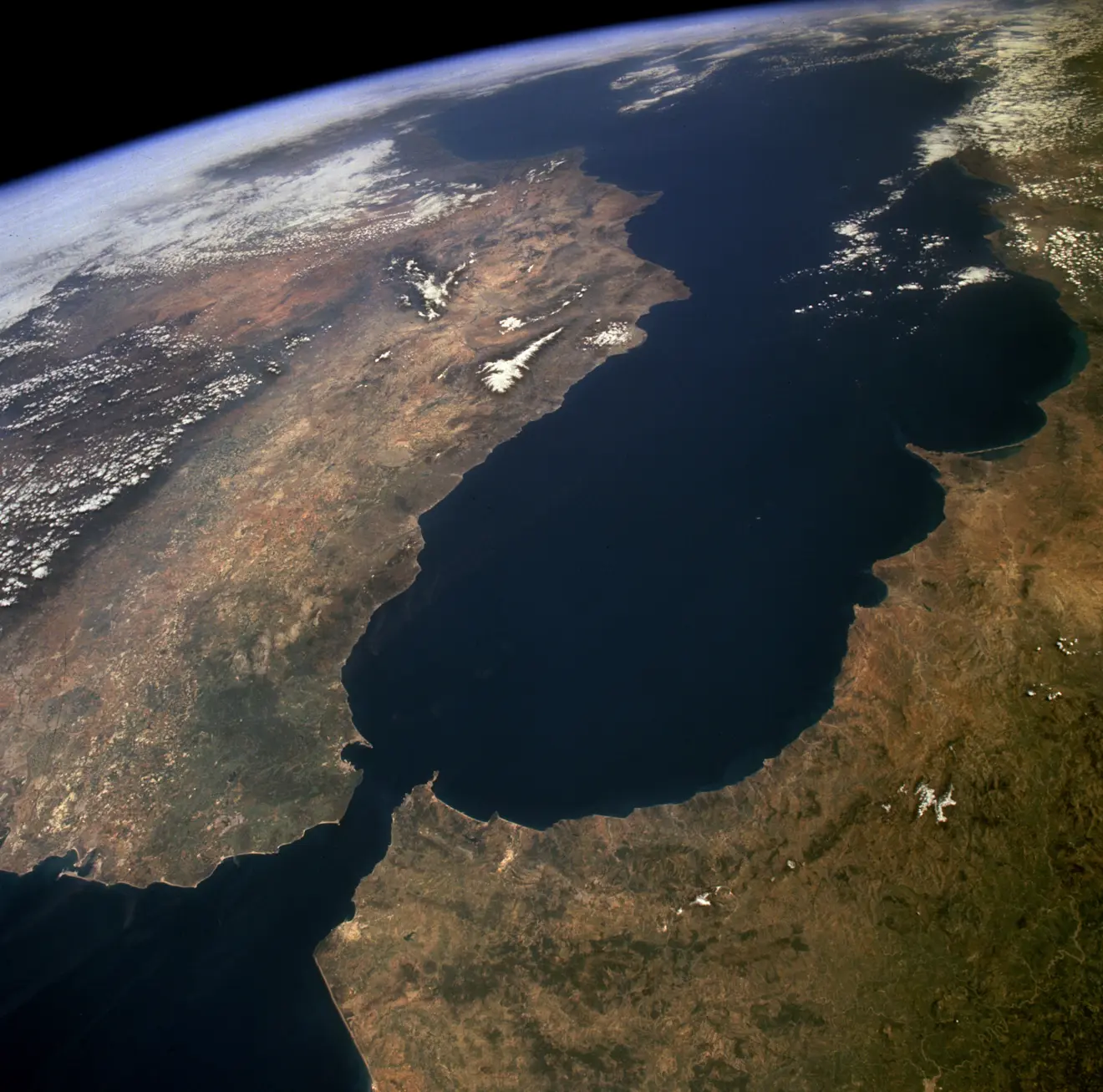 De Straat van Gibraltar en de Alboránzee erachter - NASA