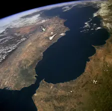 De Straat van Gibraltar en de Alboránzee erachter - NASA
