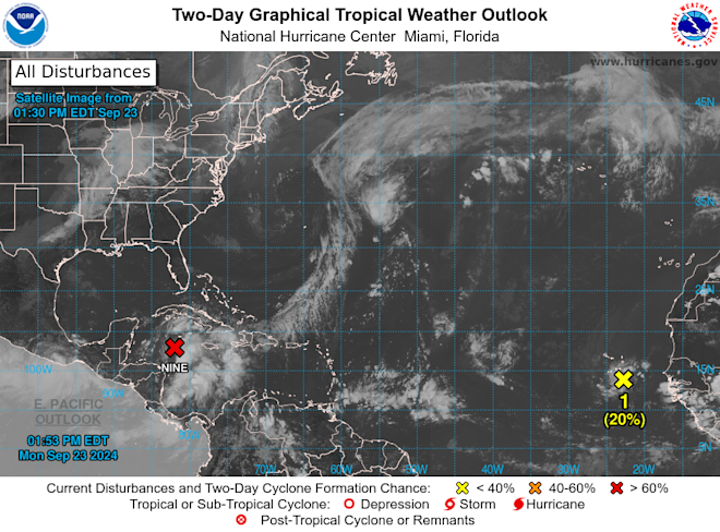 Potentieel Helene (links) en de andere buiencluster (rechts) - National Hurricane Center