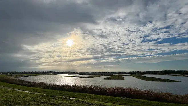 De zon komt door de wolken heen - Jolanda Bakker