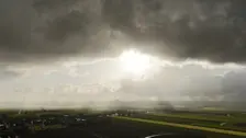 Een bui boven Noordoost-Groningen met daarachter een opklaring - Jannes Wiersema