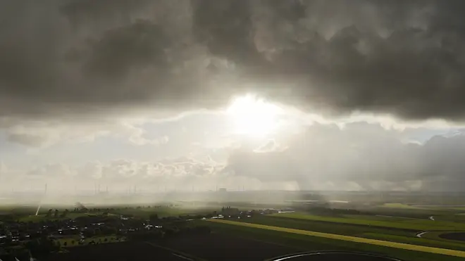 Een bui boven Noordoost-Groningen met daarachter een opklaring - Jannes Wiersema