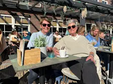 Marion en Anna genieten in Egmond aan Zee van de warme winterzon - Pieter Bliek