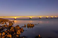 De Zeelandbrug in een laagstaande ochtendzon. Een prachtige foto van vrijdag - John Oomen