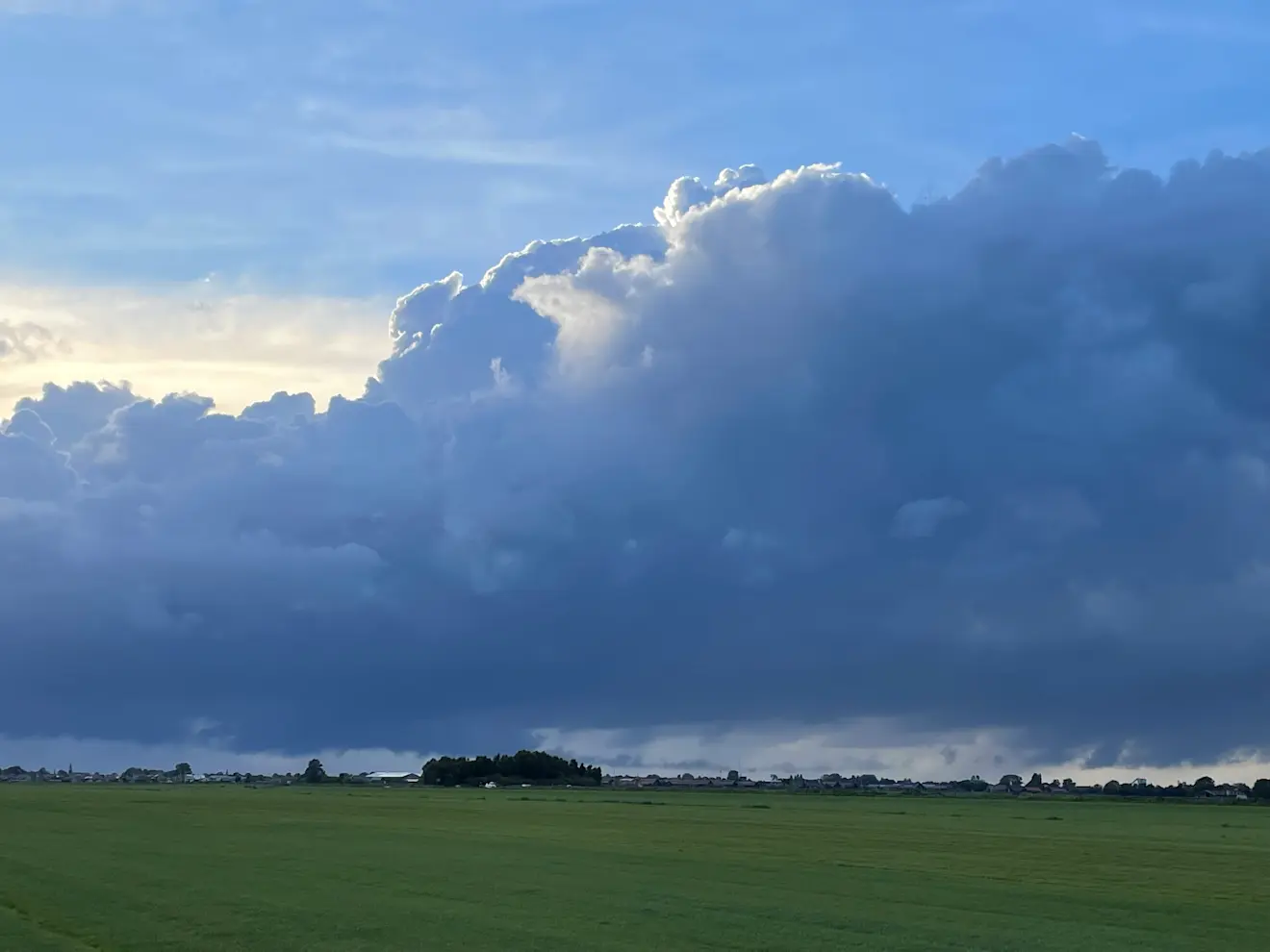 De inflowtail (dun, langgerekt en rechts van de bomenrij) is de plaats waar de stijgende lucht de bui in gaat. Achter de bomenrij ligt de wallcoud, ook wel mesocycloon. Dat is het draaipunt van de supercell - Tjitske Wiebenga