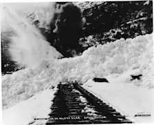 Een sneeuwlawine blokkeert een weg in Alaska.