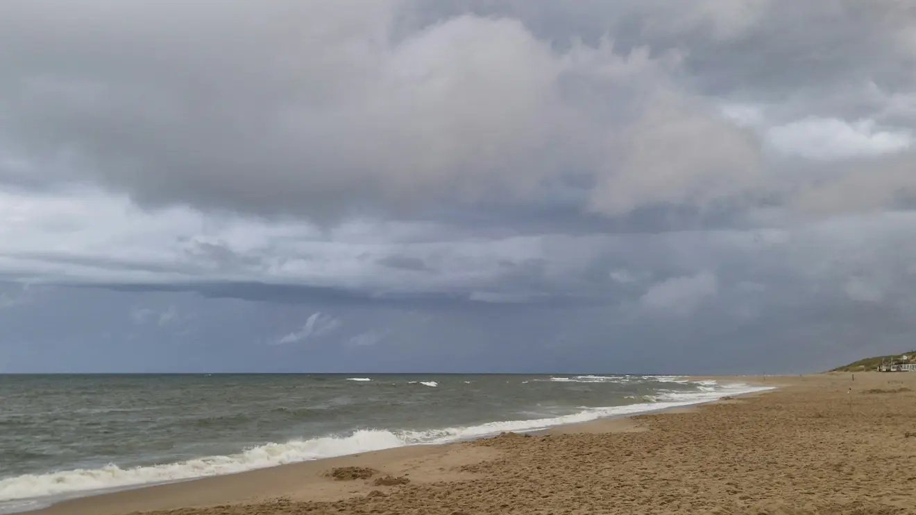 In het noordwesten van Nederland, zoals hier op Texel, vielen vanochtend weer eens een paar buien - Frans Alderse Baas