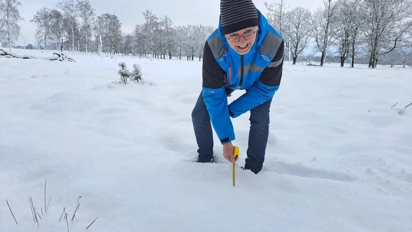 Even de sneeuwdikte meten - Grieta Spannenburg
