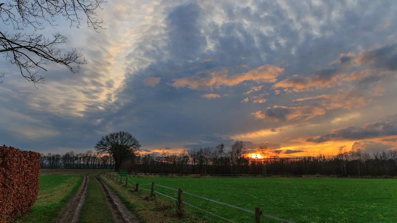 Af en toe pakken donkere wolken zich samen boven het vervolg van de winter - Henk Straatman