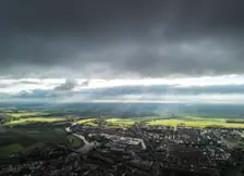 Een mooie opklaring tussen alle wolkenvelden door - John Oomen
