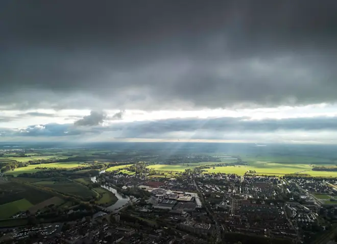 Een mooie opklaring tussen alle wolkenvelden door - John Oomen