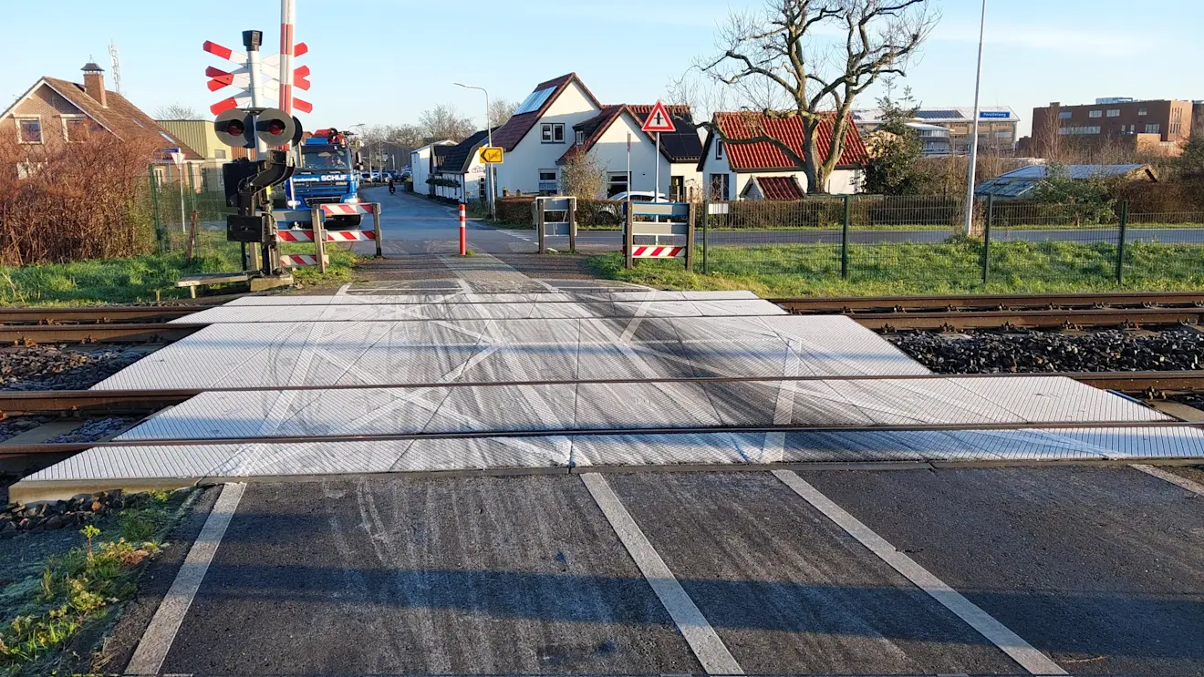 Een door bevriezing en rijp gladde spoorwegovergang in Meteren - Ab Donker