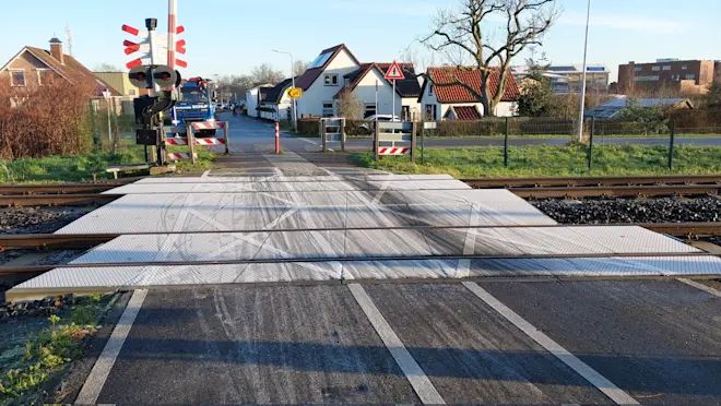 Een door bevriezing en rijp gladde spoorwegovergang in Meteren - Ab Donker
