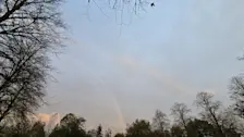 Bij Roodeschool was vanochtend in de lichte regen een regenboogje te zien - Jannes Wiersema