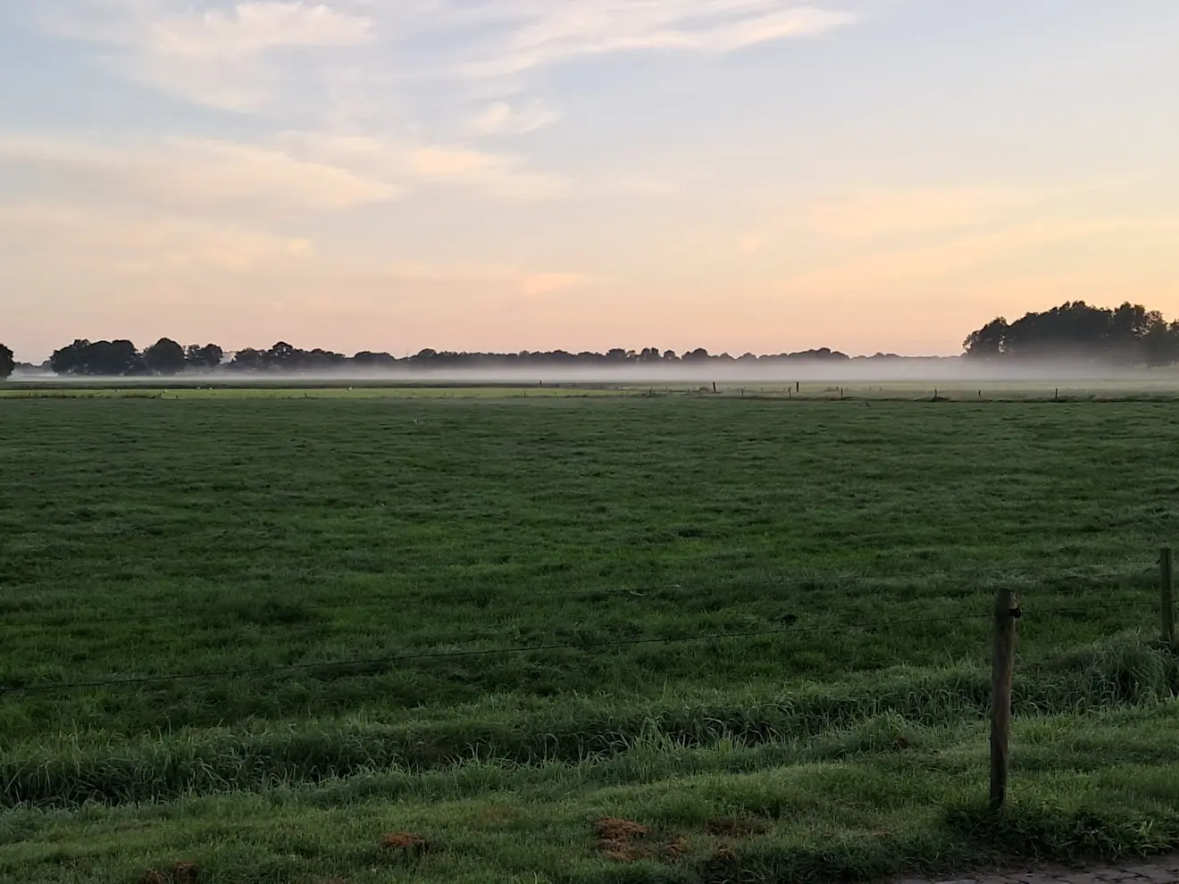 Grondmist boven de velden van boer Gerrit Woertink in het Drentse Wijster. Het koelde er de afgelopen nacht tot 13,1 graden af - Gerrit Woertink