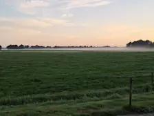 Grondmist boven de velden van boer Gerrit Woertink in het Drentse Wijster. Het koelde er de afgelopen nacht tot 13,1 graden af - Gerrit Woertink