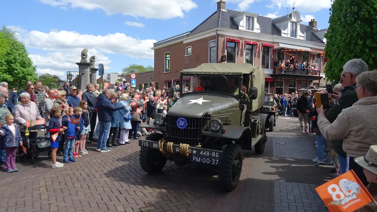 Bevrijdingsoptocht in Heerenveen. Het was er mooi voor - Albert Thibaudier