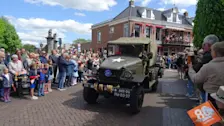 Bevrijdingsoptocht in Heerenveen. Het was er mooi voor - Albert Thibaudier