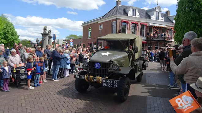 Bevrijdingsoptocht in Heerenveen. Het was er mooi voor - Albert Thibaudier