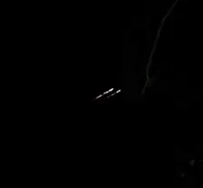 De twee strepen in de lucht, zoals die de afgelopen nacht boven Nederland zichtbaar waren - still uit video