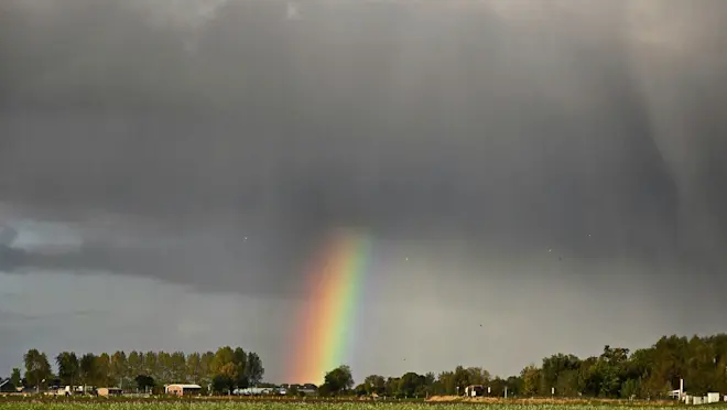 Een regenboog boven het Groningse land - Jannes Wiersema
