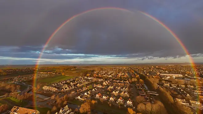 Een bijna volledige, dubbele regenboog - Simone Wiersma