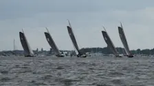 De Skûtsjes bij Terherne hadden de wind op het Sneekermeer goed in de zeilen - Albert Thibaudier