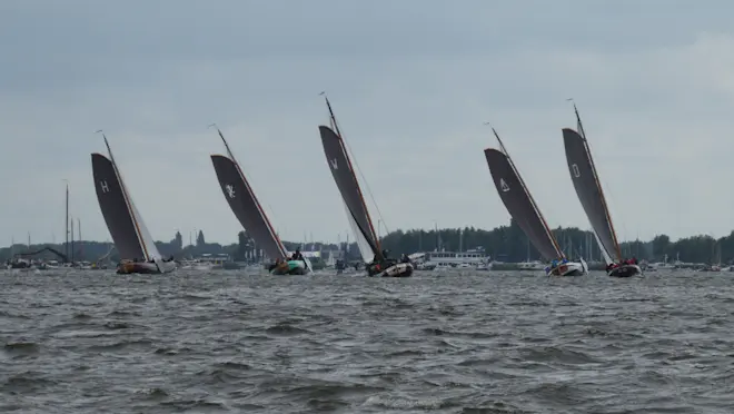 De Skûtsjes bij Terherne hadden de wind op het Sneekermeer goed in de zeilen - Albert Thibaudier