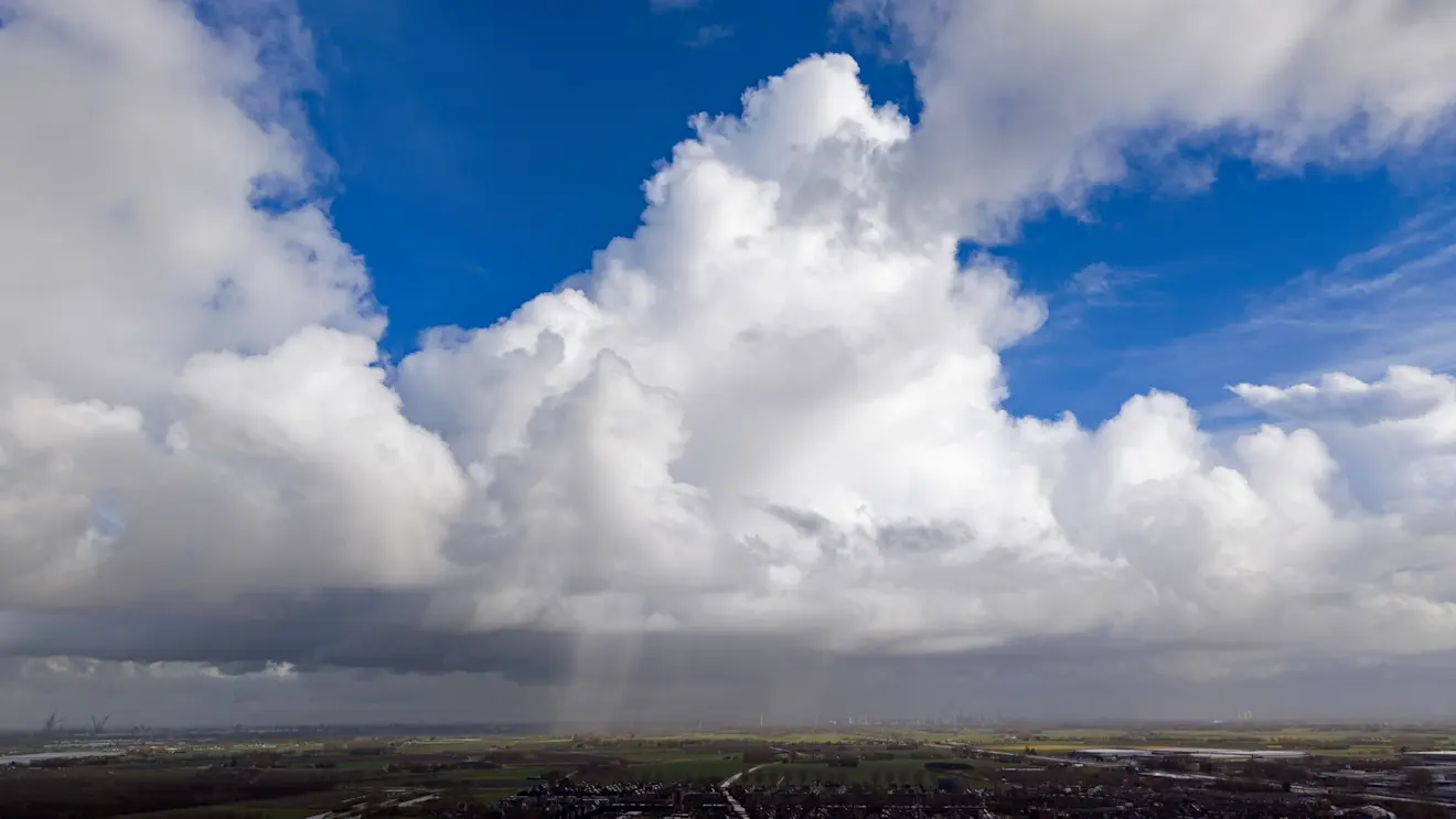 Een hagelbui in de verte - Simone Wiersma