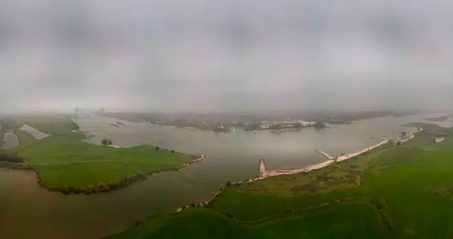 Grijze lucht, vanuit de lucht - John Oomen