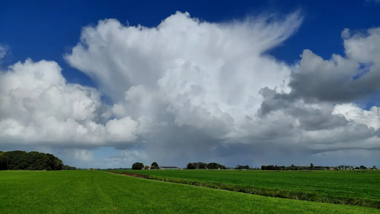 Mooie buienluchten boven Friesland - Albert Thibaudier