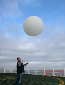 Het oplaten van een weerballon - Hannes Grobe