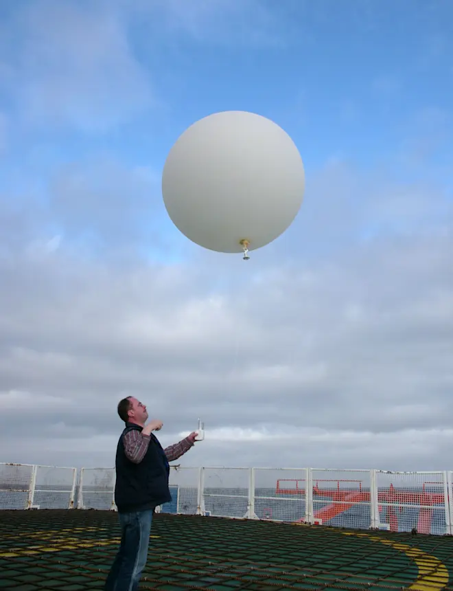 Het oplaten van een weerballon - Hannes Grobe
