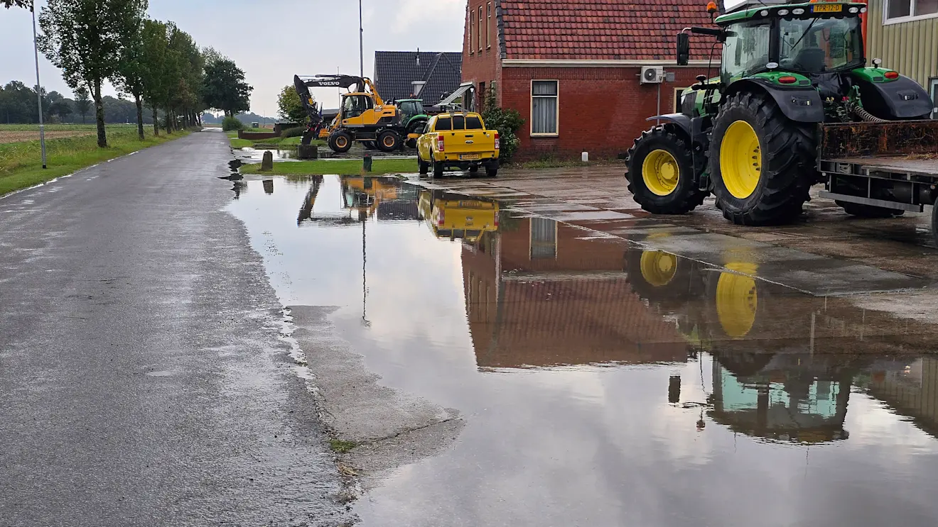 Er bleef na de buien ook even flink wat regenwater achter in Roodeschool - Jannes Wiersema