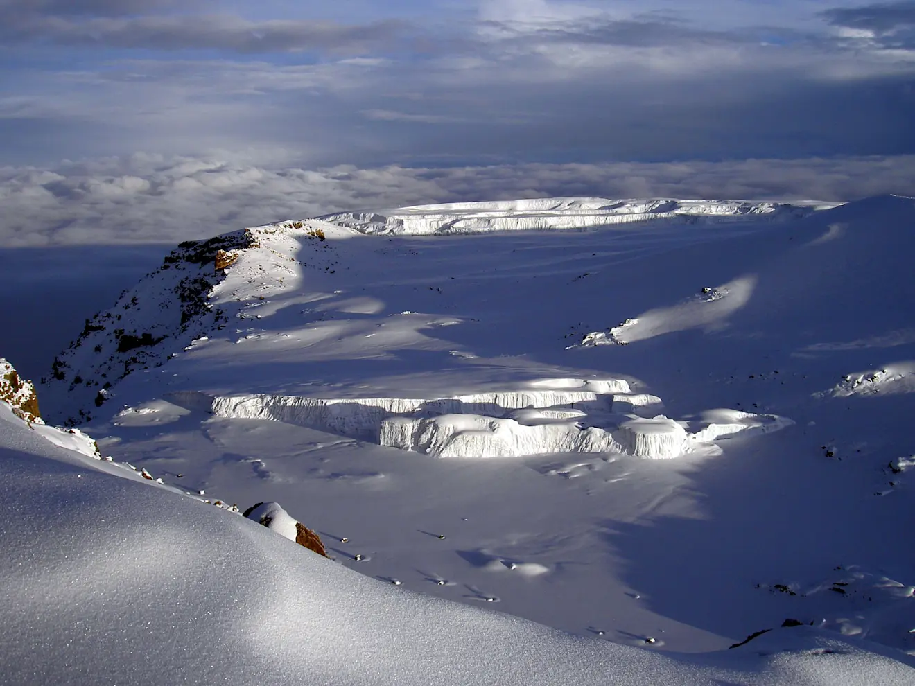Eén van de gletsjerrestanten op de besneeuwde top van de Kilimanjaro - Wikipedia