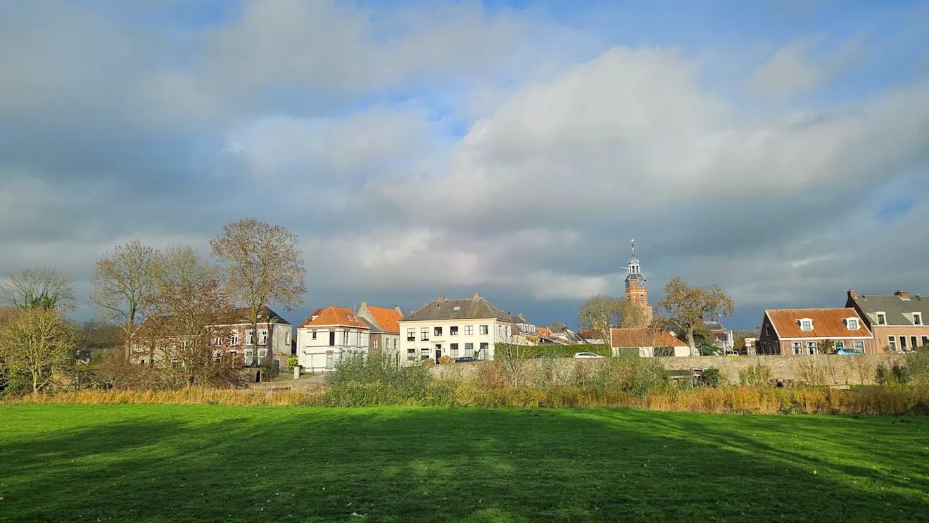 Wolken en de zon wisselen elkaar af - Nely van Frankenhuyzen