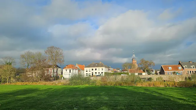 Wolken en de zon wisselen elkaar af - Nely van Frankenhuyzen